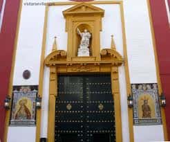 Portada principal de la Capilla de San Andrés con estatua central y azulejos decorativos