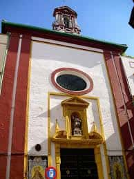 Vista frontal de la fachada de la Capilla de San Andrés con campanario y detalles barrocos