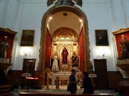 Altar lateral de la Capilla de San Andrés con retablo barroco y figuras religiosas