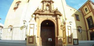 Entrada principal de la Iglesia de San Bernardo con arco de acceso y detalles ornamentales
