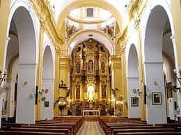 Interior de la Iglesia de San Bernardo con altar mayor dorado y naves laterales
