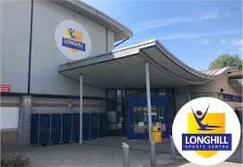 Vista exterior de la entrada principal del Longhill Sports Centre con su logotipo visible