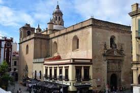 Vista exterior de la Iglesia de la Anunciación en Sevilla con su fachada barroca y torre