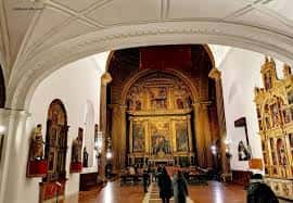 Interior de la Iglesia de la Anunciación mostrando el altar mayor y detalles arquitectónicos