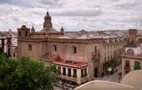 Vista elevada de la Iglesia de la Anunciación desde el Metropol Parasol con cielo nublado