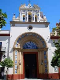Fachada principal de la Basílica del Cristo de la Expiración con detalles arquitectónicos y azulejos