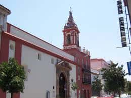 Vista exterior de la Parroquia de Nuestra Señora de la O en Sevilla con su característica torre campanario