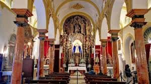 Altar mayor de la Parroquia de Nuestra Señora de la O con retablo dorado y imagen de la Virgen