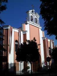 Fachada exterior de la Iglesia de Nuestra Señora de los Dolores con campanario y cielo azul