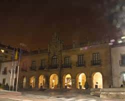 Fachada iluminada del Palacio de la Regalía de Oviedo en la Calle Gil de Jaz durante la noche