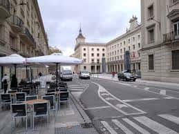 Vista de la calle Olaguibel con terrazas de cafetería y edificios históricos al fondo