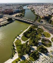 Vista aérea del Parque Fernando de Magallanes junto al río Guadalquivir en Sevilla