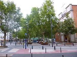 Vista general de la Plaza de Nuestra Señora de los Desamparados con árboles y mobiliario urbano