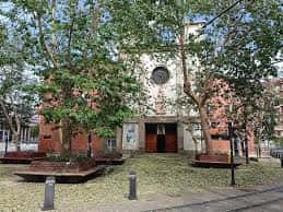 Fachada de la Parroquia Nuestra Señora Madre de los Desamparados en la plaza