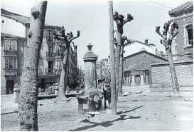 Plaza de Las Desamparadas en Vitoria con árboles y edificios históricos al fondo