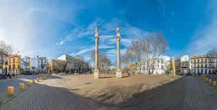 Panorámica amplia de la Alameda de Hércules mostrando su diseño urbano y entorno arquitectónico
