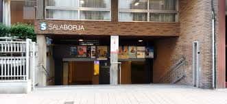 Fachada exterior de Sala Borja con letrero y entrada principal