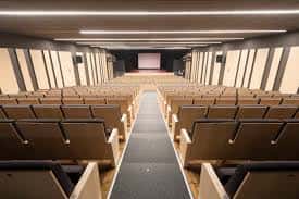 Perspectiva desde el fondo del auditorio hacia el escenario