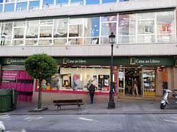 Vista exterior de la librería Casa del Libro en Vigo con fachada moderna y entrada accesible