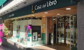 Detalle de la entrada principal de Casa del Libro en Vigo con escaparate iluminado y señalización clara