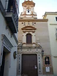 Vista exterior de la capilla con su torre y campana