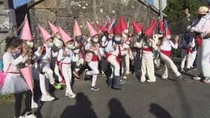 Alumnos del CEIP de Marcón participando en el desfile de Entroido