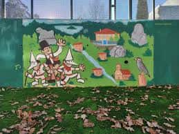 Mural infantil decorativo en el patio del colegio