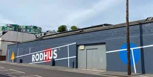 Fachada exterior del estudio Rodhus con su distintivo logotipo en Brighton
