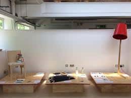 Espacio interior versátil de Rodhus preparado para eventos con mobiliario minimalista