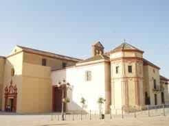 Fachada completa de la iglesia desde la plaza, mostrando su arquitectura barroca y campanario