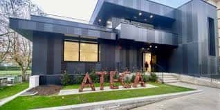 Vista exterior del Centro Cultural Fernando Ateca con su fachada moderna y letrero de entrada
