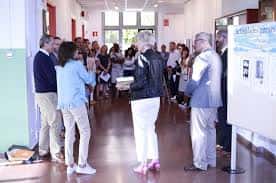 Evento cultural en el interior del CEPA Escuelas Verdes con público asistente