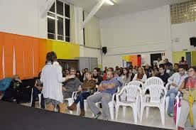 Presentación o conferencia en el salón de actos del centro educativo