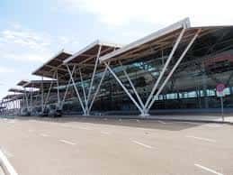 Vista exterior del terminal del Aeropuerto de Zaragoza con su distintiva estructura de acero y cristal