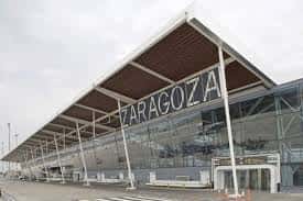 Fachada principal del aeropuerto con el nombre 'ZARAGOZA' visible en grandes letras