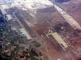 Vista aérea del aeropuerto mostrando las pistas de aterrizaje y la terminal desde arriba