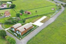 Vista aérea del complejo del vivero en entorno rural