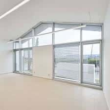 Espacio interior luminoso con techos altos y cristaleras