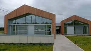 Fachada principal del vivero con diseño arquitectónico contemporáneo