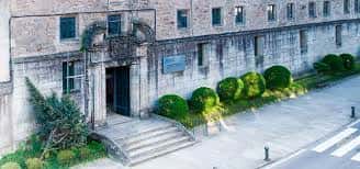 Fachada principal del edificio de la Escuela de Arte Mestre Mateo en Santiago de Compostela