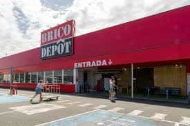 Fachada exterior de la tienda Brico Depôt en Ferrol con entrada principal y clientes