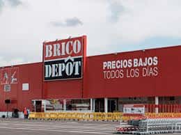 Vista frontal del establecimiento Brico Depôt con letrero de precios bajos y carritos de compra