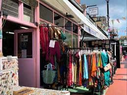 Vista exterior de la fachada rosa de Snoopers Paradise con ropa colgada