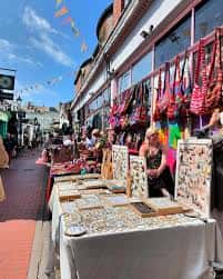 Puestos de artesanía y accesorios en el exterior del mercado