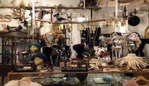 Interior del mercado con accesorios y objetos vintage en exhibición