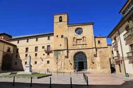Vista exterior de la Iglesia de Santa María la Real de la Corte con su fachada de piedra y torre