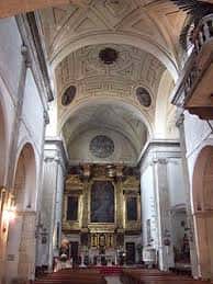 Interior de la iglesia con el altar mayor y bóvedas decoradas