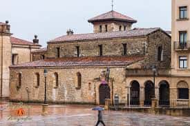 Iglesia de San Tirso el Real en un día lluvioso