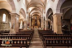Interior de la iglesia con naves y altar principal