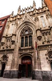 Entrada principal del museo con arco gótico y letrero identificativo